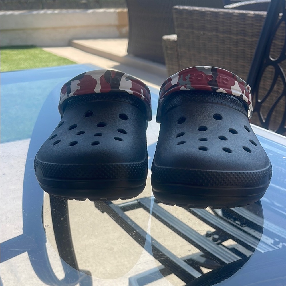 CROCS Black with Red Camo fur lined Sandals - Picture 4 of 4